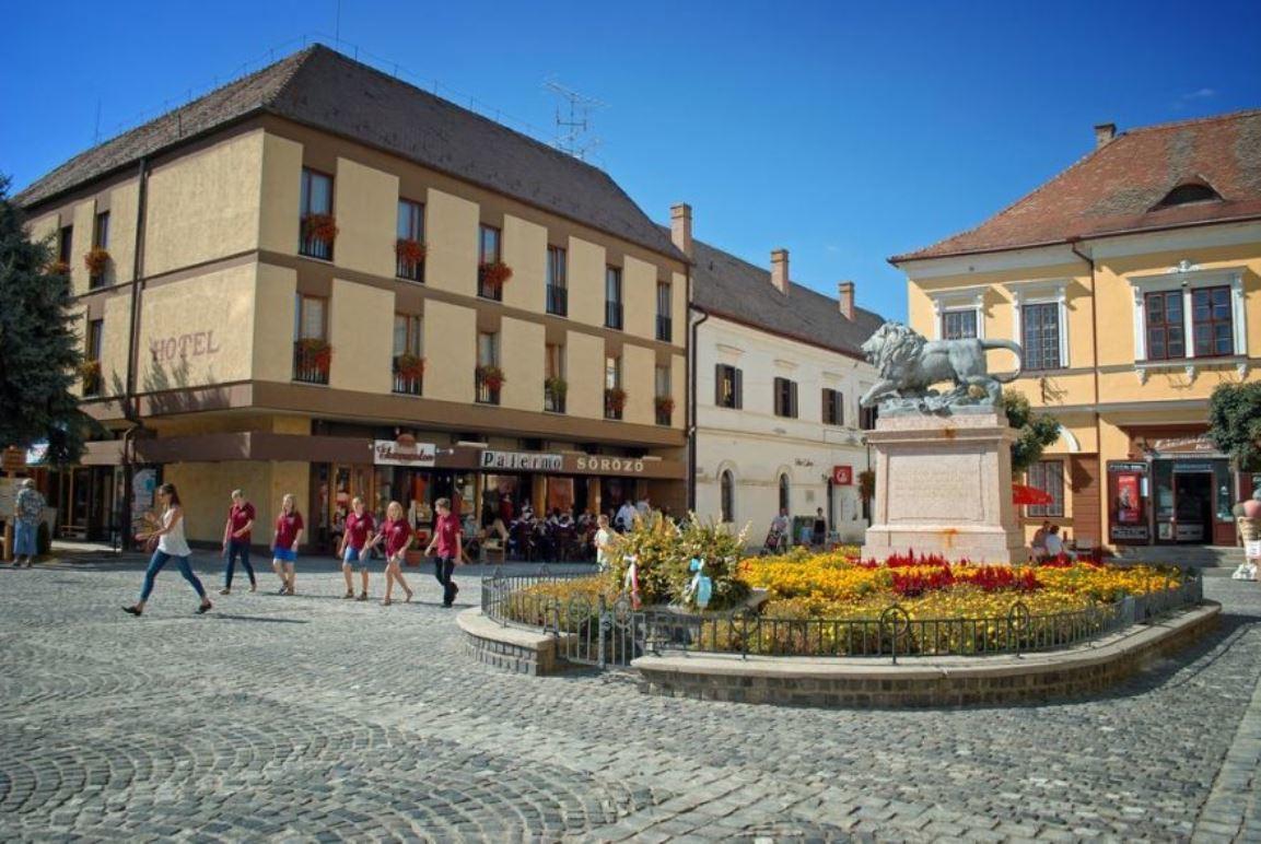 Hotel Oroszlán Szigetvár Exterior foto