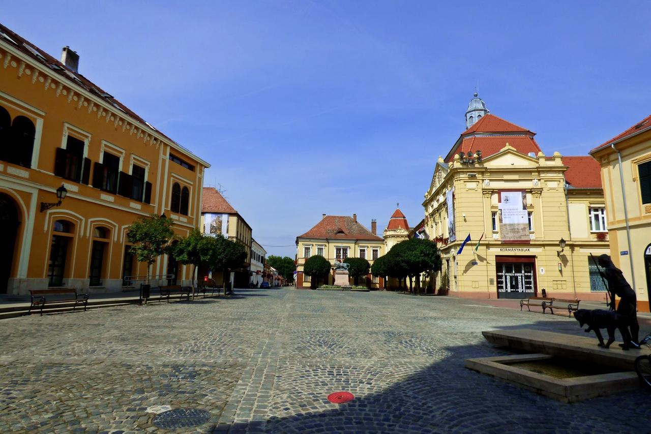 Hotel Oroszlán Szigetvár Exterior foto