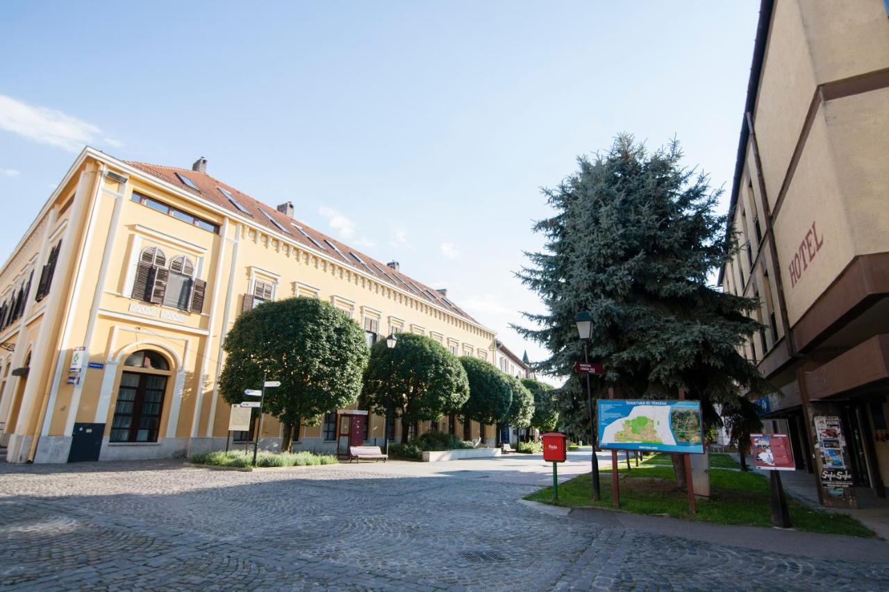 Hotel Oroszlán Szigetvár Exterior foto